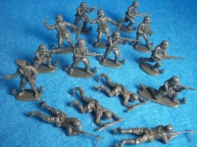 MTB502A WWII Germans 14 in 8 poses (dark grey)