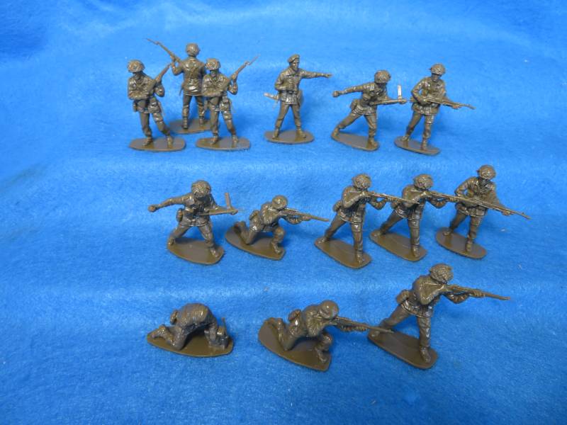 British Infantry  14 figures in 7 poses (tan) (2718) <FONT COLOR=#CC0000>(54mm) </FONT>