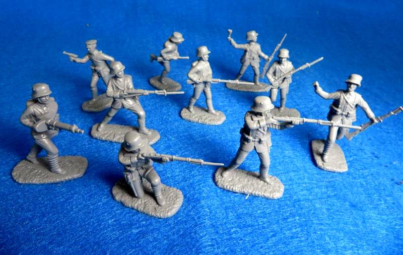 AIP5809 WWI German Sturbattalion Assault Troops (Gray) 16 in 8 poses (54MM)