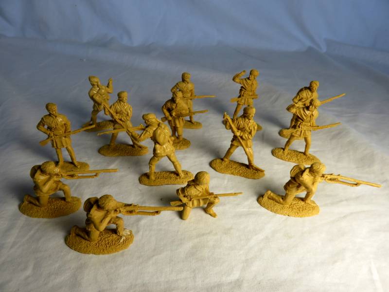 Barzso Frontiersmen in tan, 14 in 7 poses,54mm