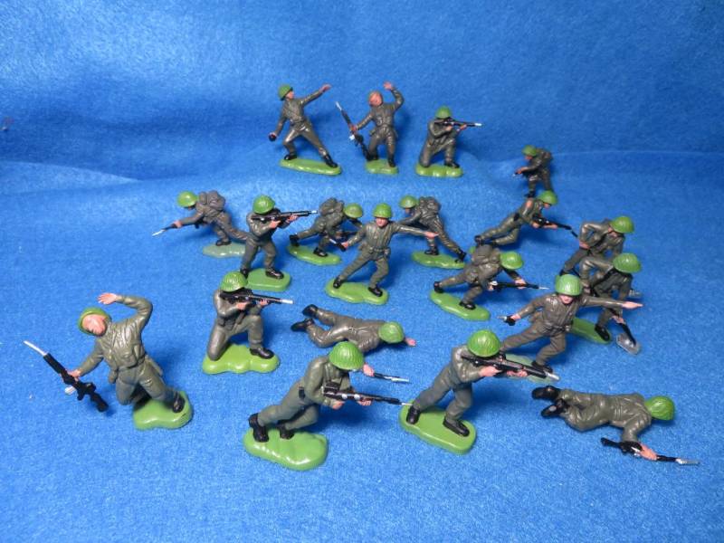 Britains Herald 1960's British infantry, 20 figures in 9 poses 50mm