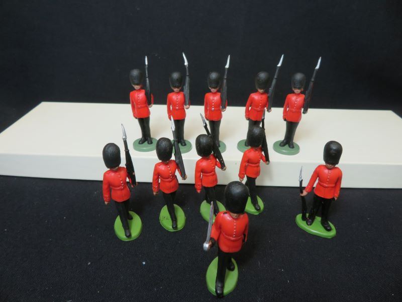Britains vintage British ceremonial Guards, 11 in 4 poses plastic LOT#2             