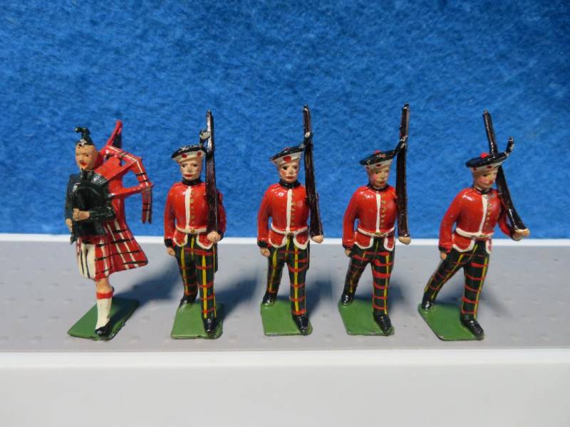 Britains 1960's set #212 Royal Scots , painted metal, 5 figures, 1/32