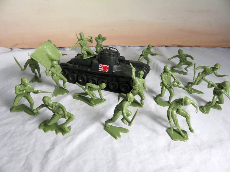 Pacific Theater 16 Marx Japanese inf with Chi-Ha tank-17 PCS (54mm) 1:32      </FONT>