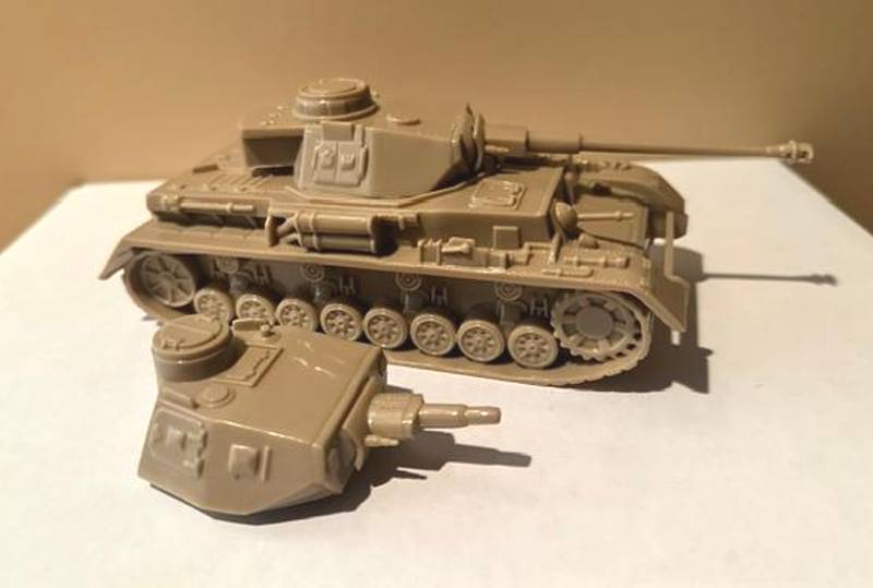 CTS701E Early version of the CTS Panzer IV tank without insignia includes both turrets in tan
