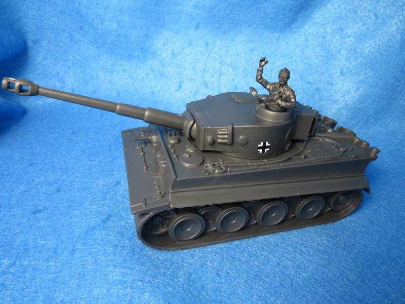 Classic Toy Soldiers WWII GERMAN Tiger Tank & 3 Panzer COMBO Group 