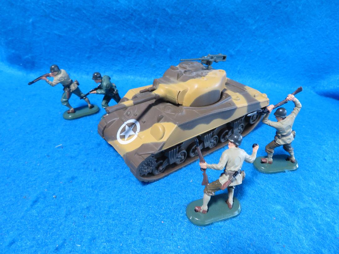 CTS/DSG painted Sherman tank with 4 painted GI's, plastic, 1/32