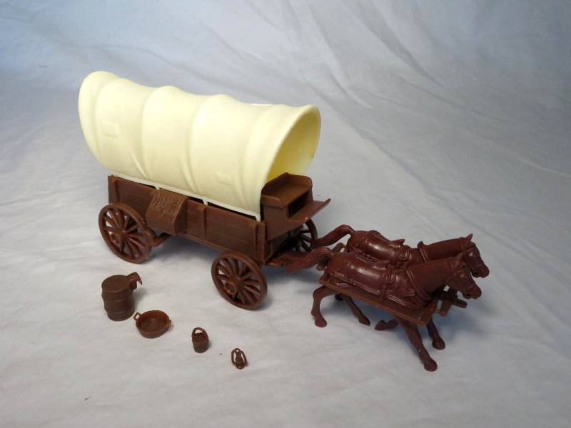 CTS Conestoga Wagon in brown with two tops in cream with 2 horses in 54mm