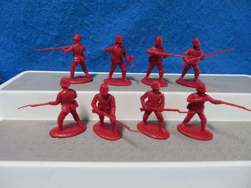 Zulu war 24th Foot British inf, 8 figures with officer, 1/32