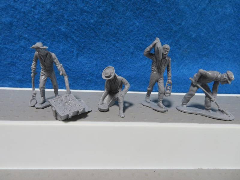 Prospectors 4 figures in 4 poses plus Rocker Sluice and separate sack