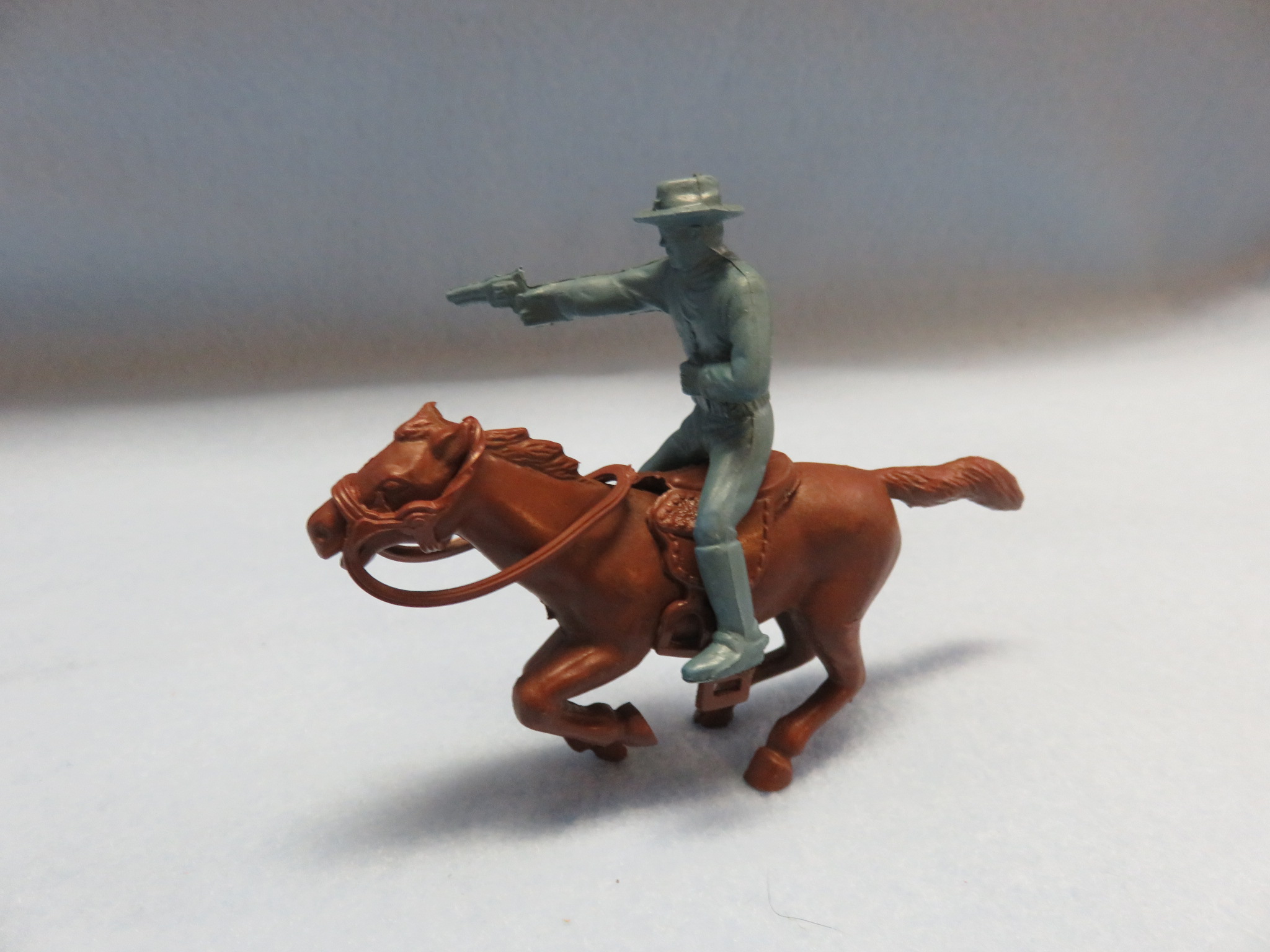  Marx mounted cavalryman with pistol on 60mm horse with saddle+reins
