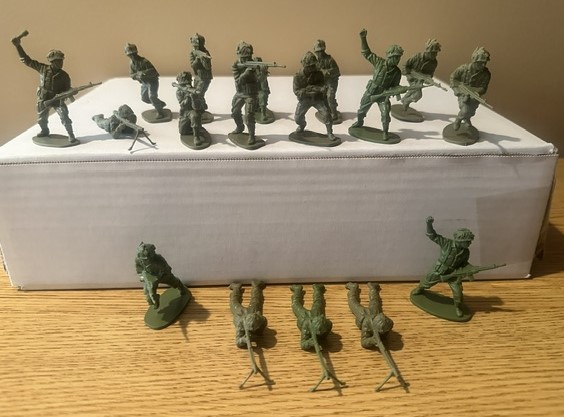 Airfix Vintage Modern German Infantry 17 figures in 7 poses in Olive green
