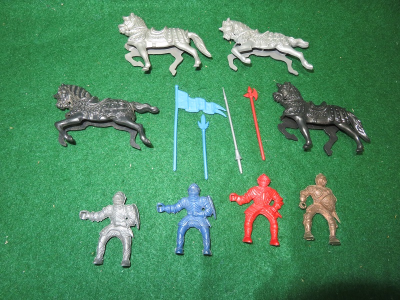 ''Mtd Knight 4 in 3 poses, horses & weapons 54mm (colors vary)''