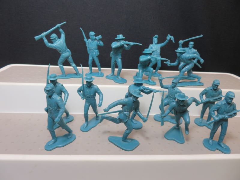 Marx vintage Fort Apache/Custer 54mm cavalrymen on foot, set of 16 in all 12 poses, aqua blue