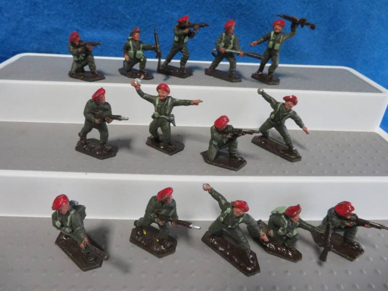 Lone Star 1960's Modern British Paras in berets,14 figures in 8 poses