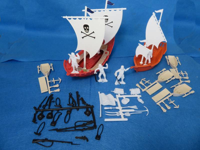 Pirates ships, 2 different, Pirates, weapons and acc's, 75pcs, 1/32 MPC