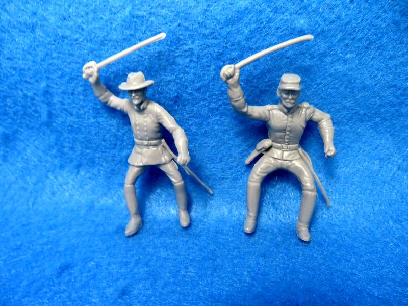 Confederate Cavalry 2 mounted with swords in 2 poses (gray)  <font color=#CC0000>(54mm) </FONT>