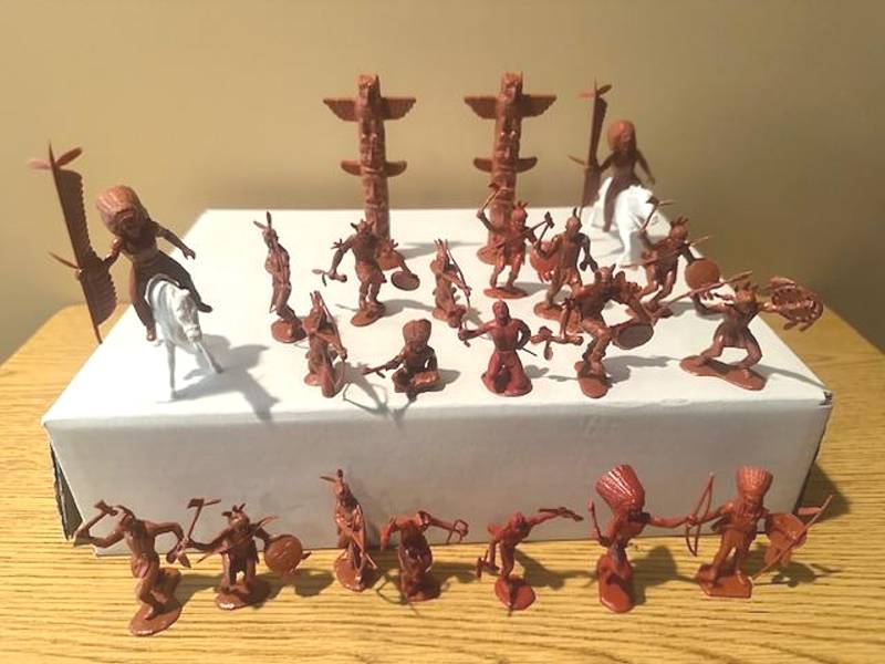 Indians 20 Figures in 13 poses w/2 totem poles amd two Marx Indian ponies (red brown)   <font color=#CC0000>(54mm) </FONT>