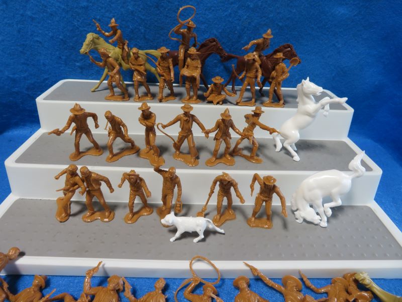 MXR139B Marx Cowboys, Miners, Trappers (Brown) 6 horses, calf