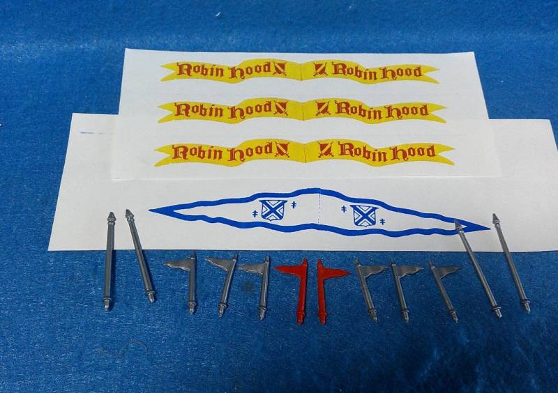 MXR705B Marx Reissue, Robin Hood & Castle Banners w/ Pennants and flag poles (54MM)