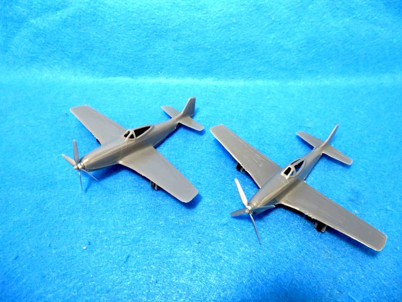 MARX American P-51 Mustang Fighters (x2)  (gray) <FONT COLOR=#CC0000>(6'' wing span) </FONT>