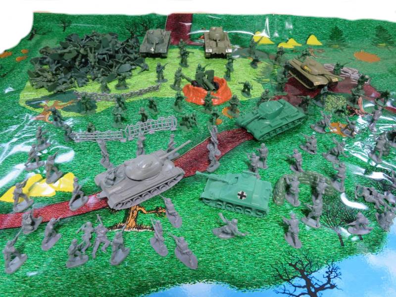 Large WWII playset, inexpensive tanks, figures + accessories, plastic