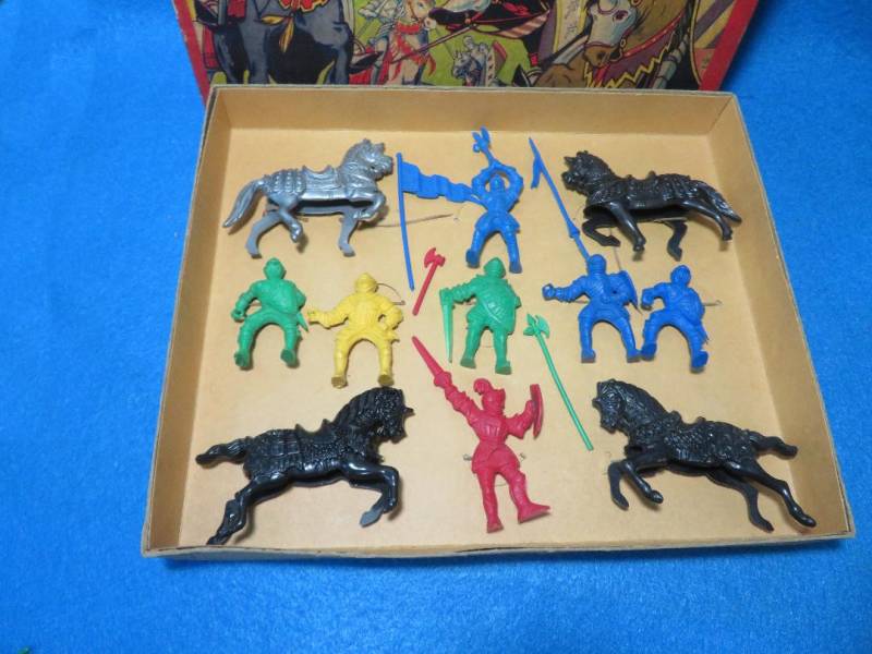 Lido 1950's original boxed set of KINGS KNIGHTS, figures, weapons + horses, 1/32