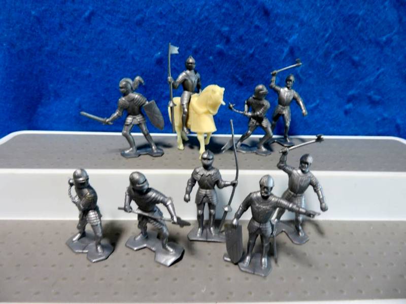Marx vintage 1960's set of 9 armored knights + a horse, 54mm