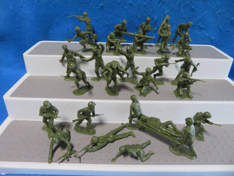Marx vintage WWII U.S, GI's, 30 figures in 28 poses + stretcher, 54mm