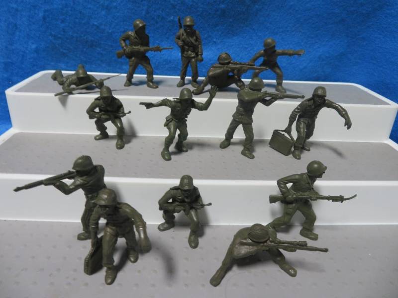 Marx vintage 1950's 60mm GI's, 14 in 9 poses