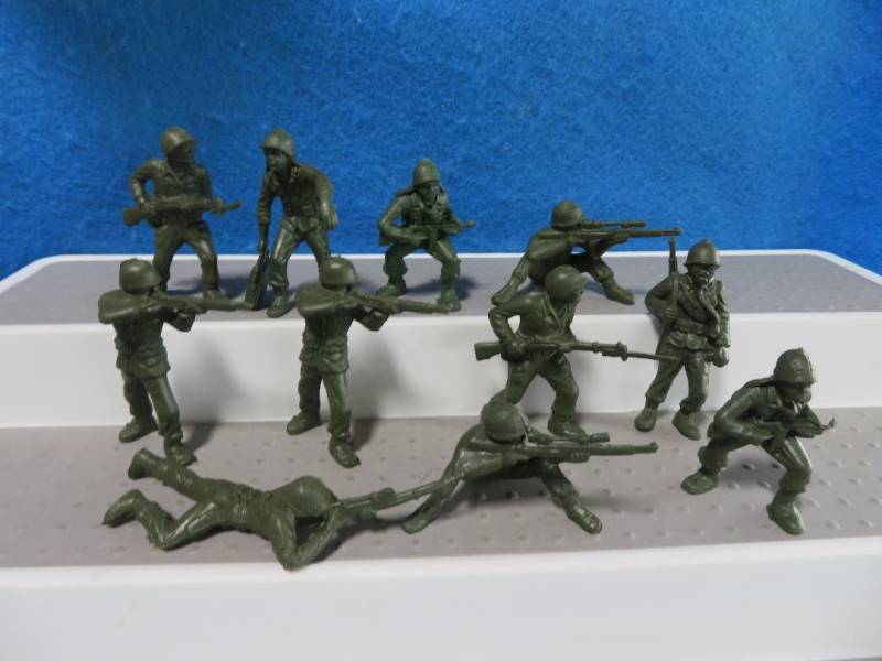 Marx vintage 1950's 60mm GI's, 11 in 7 poses
