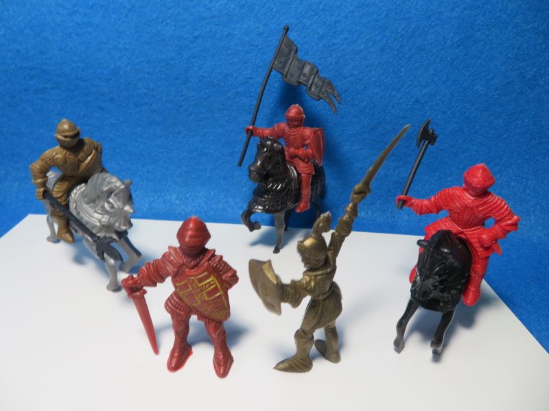 Lido vintage 1950's mounted and foot armored knights, horses+ weapons, 54mm, plastic